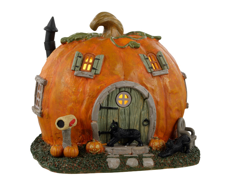 
            
                Load image into Gallery viewer, Lemax Spooky Town Pumpkin Cottage #34082 - a mini house made of a jack o&amp;#39; lantern with a green doorhas black cats and out front.
            
        